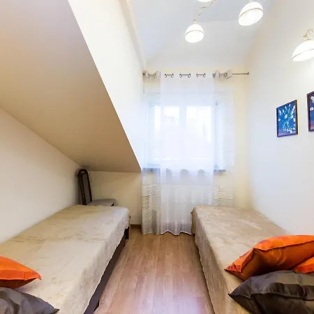 Vanilla 3, 4bdr 2bth 5min To Main Square