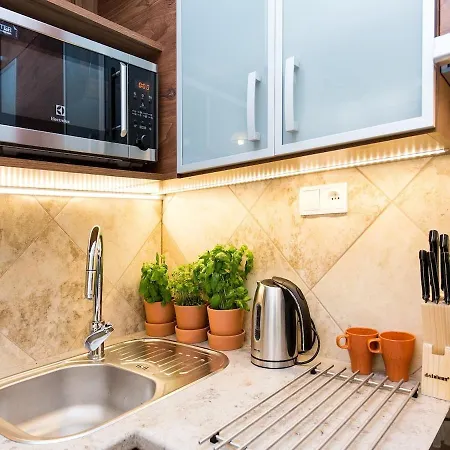 Vanilla 3, 4bdr 2bth 5min To Main Square Apartment *