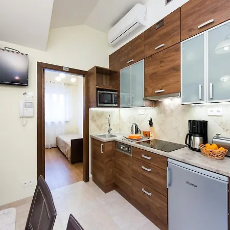 Vanilla 3, 4bdr 2bth 5min To Main Square Apartment