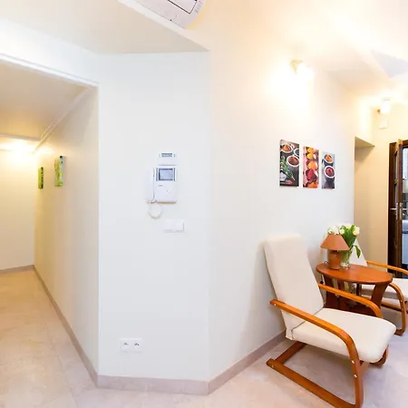 Vanilla 3, 4bdr 2bth 5min To Main Square *